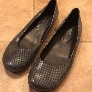 Taryn Rose silver flats
